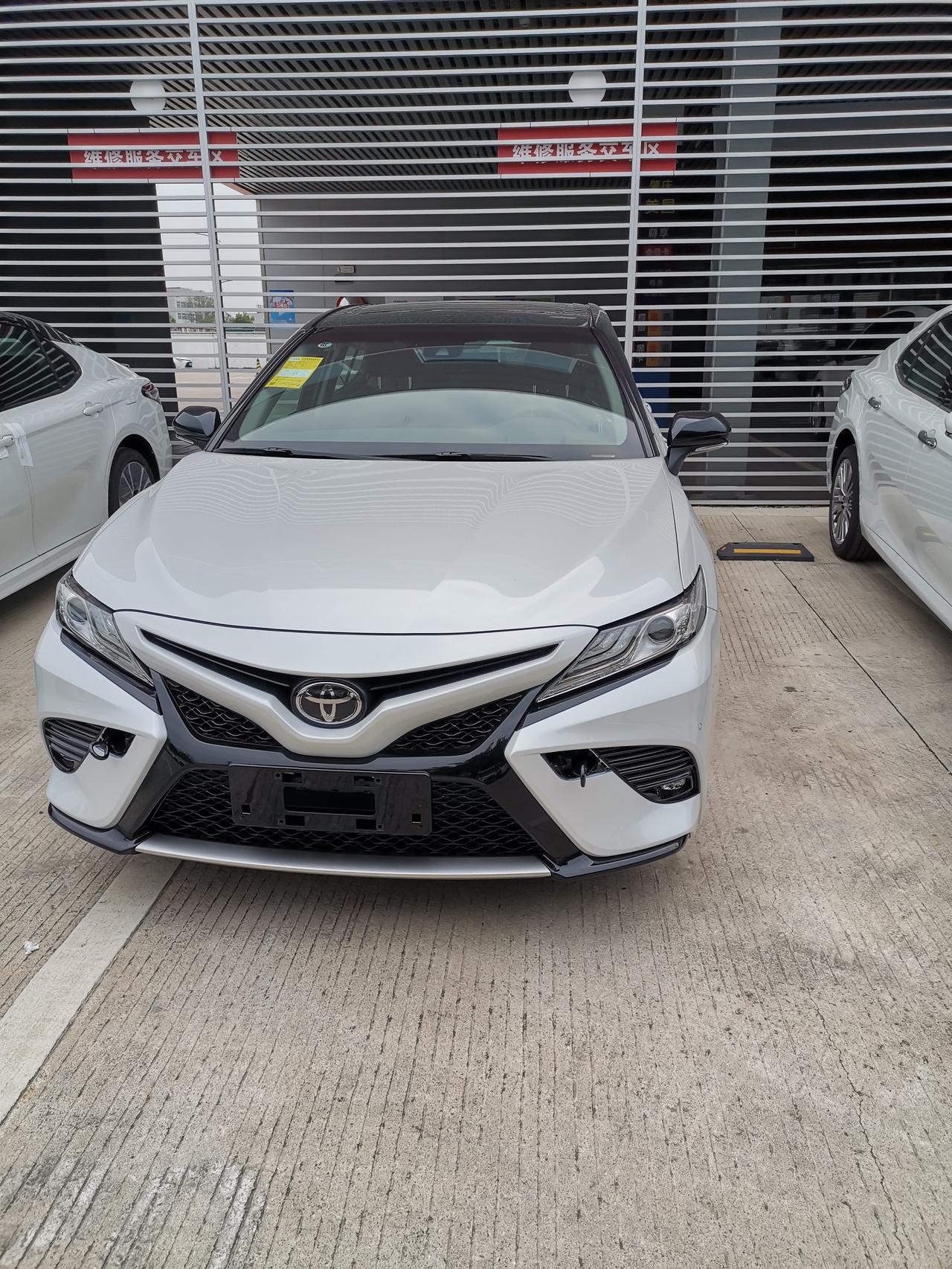 凯美瑞风尚版白黑双色非常拉风