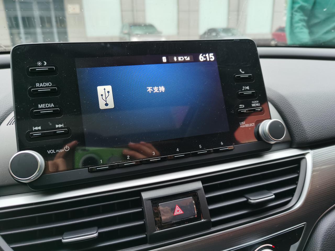 有可能是车载u盘的内存太大,还有可能是车载u盘本身不支持所以读取不