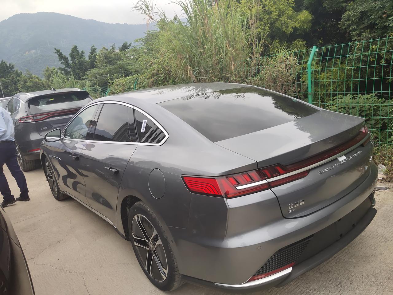 汉ev时光灰终于看到现车这颜色也是很好看