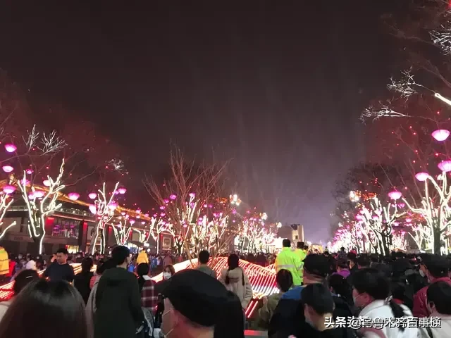 人流|大唐不夜城人流过大演出全部取消 不夜城启动了单向循环