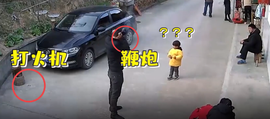 误扔|男子放炮误扔打火机拿炮捂耳朵 反应过来后瞬间将其甩飞