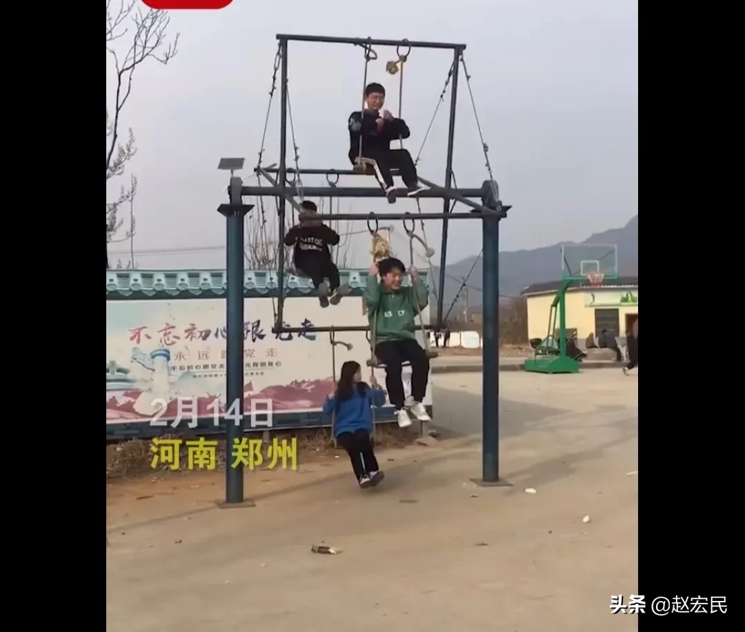 自制|河南一村庄自制土味摩天轮 一圈一圈地转动