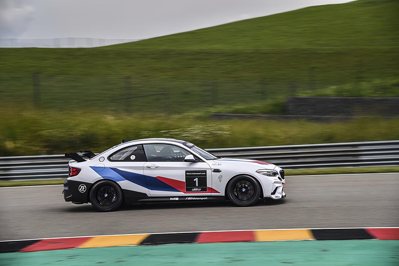 披新拉花真的爱了 &nbsp; 近日在德国的纽伯格林赛道将举办bmw宝马m2