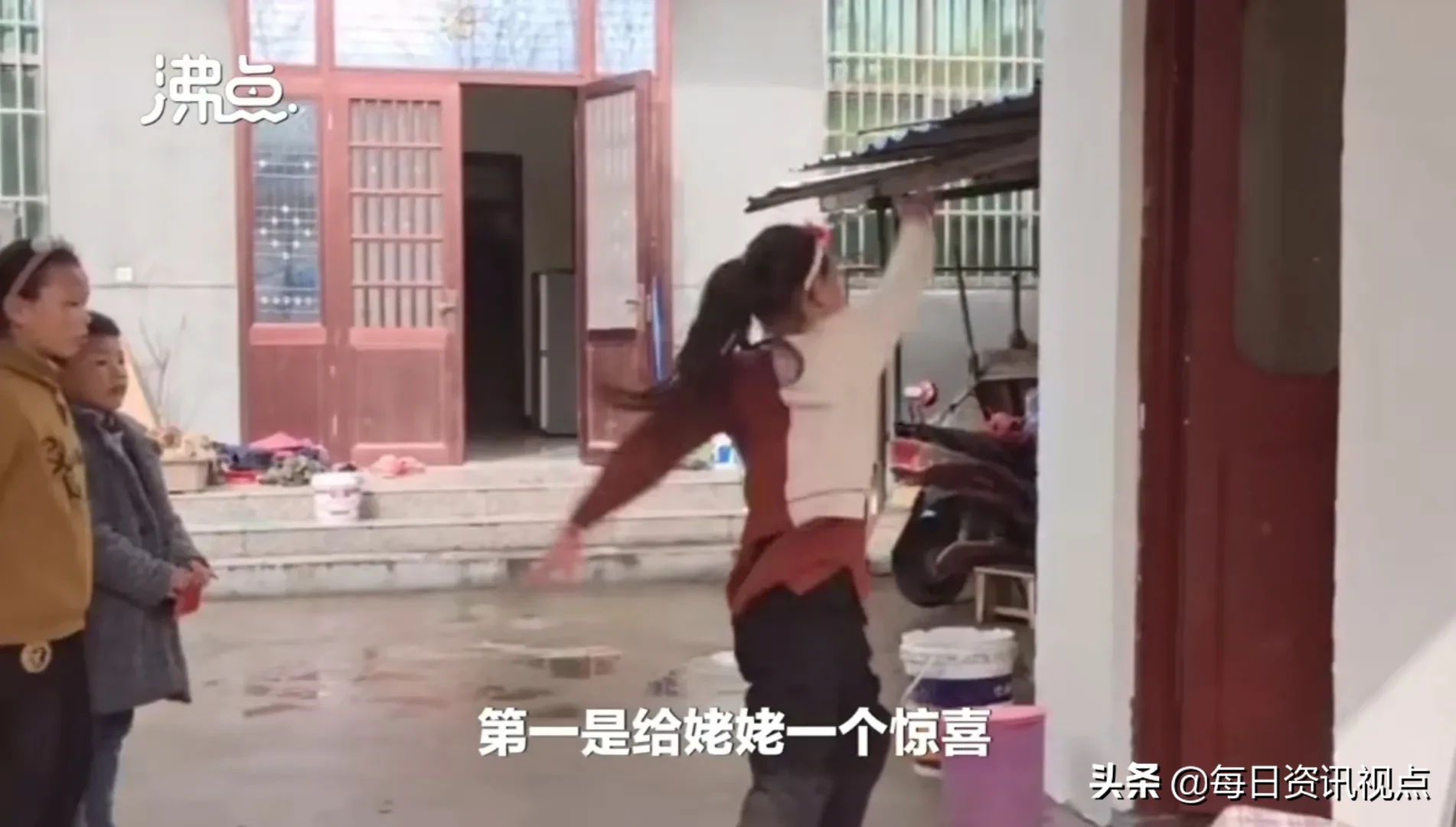 习武|三个孩子习武打拳向姥姥拜年 你遇到过什么有趣的拜年方式吗?