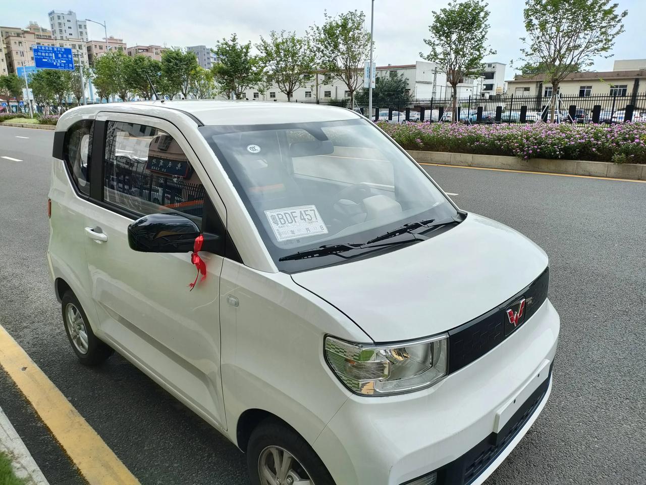 五菱宏光迷你两门四座有油电两种发动机价格美丽