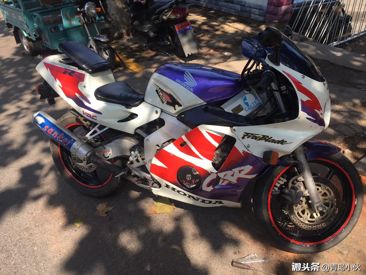 本田经典的cbr22期这个车在路上拍的真的不多