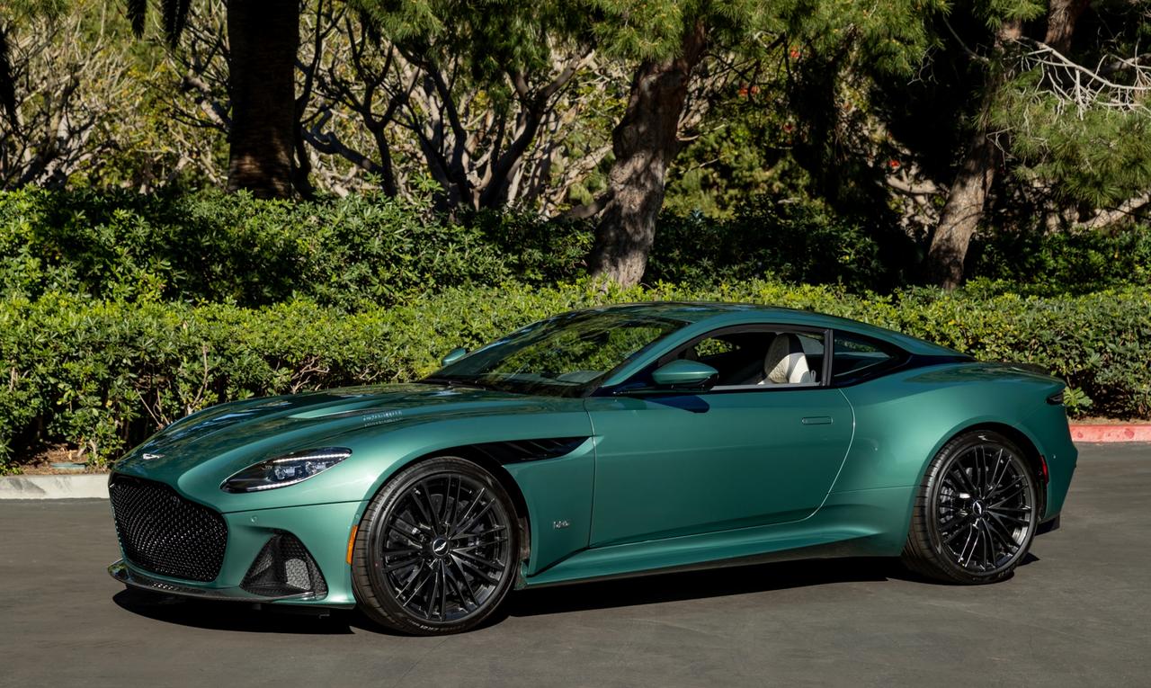 最近几年绿色在国内还是能得到一些品味人士的青睐的 路上偶尔可