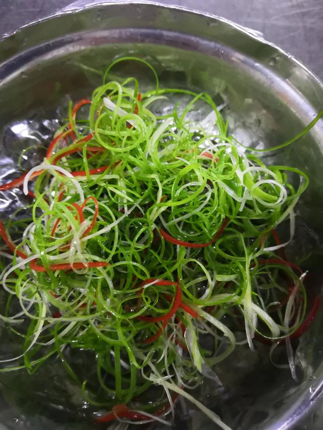 广东大厨原来是这样切清蒸鱼的葱丝难怪又细又靓这技术太棒了