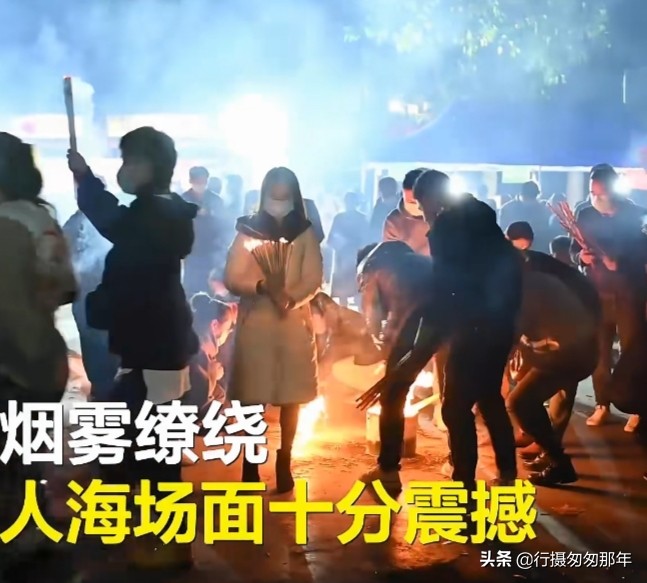 上万|广西青秀山上万人争烧头香 人山人海场面震撼