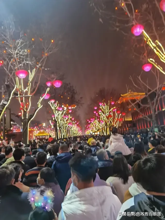 人流|大唐不夜城人流过大演出全部取消 不夜城启动了单向循环