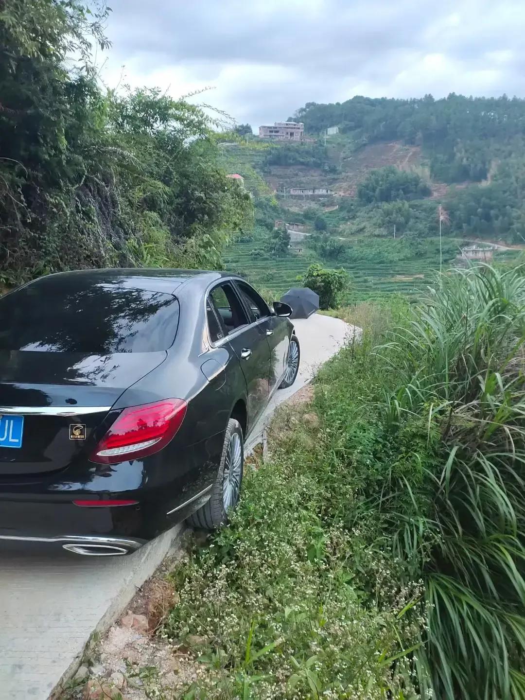 山路多弯曲又很窄开车的技术要很好不然小命很容易出事情