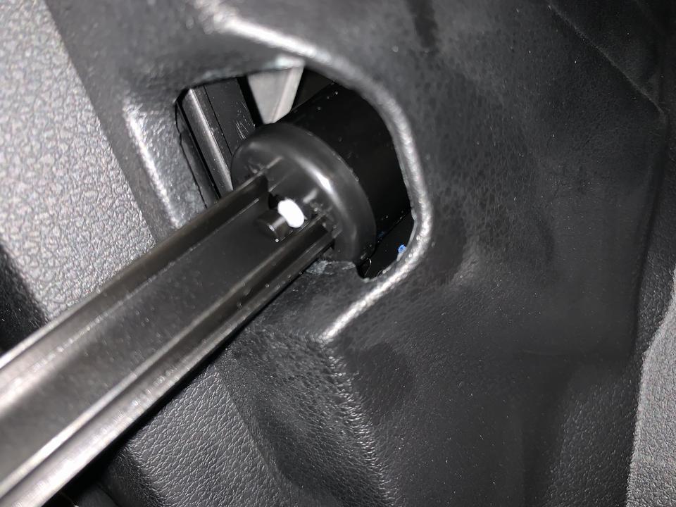 我的手套箱阻尼器是不是少东西了阻尼器固定不到车上了