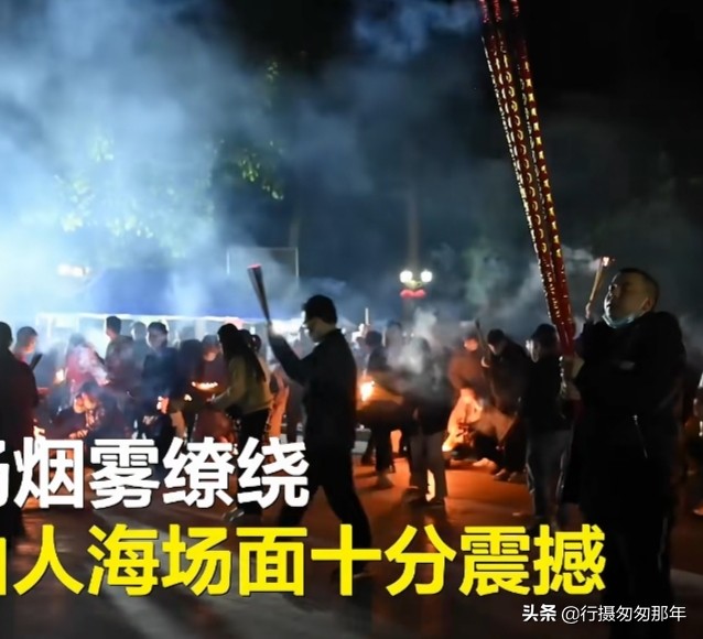 上万|广西青秀山上万人争烧头香 人山人海场面震撼