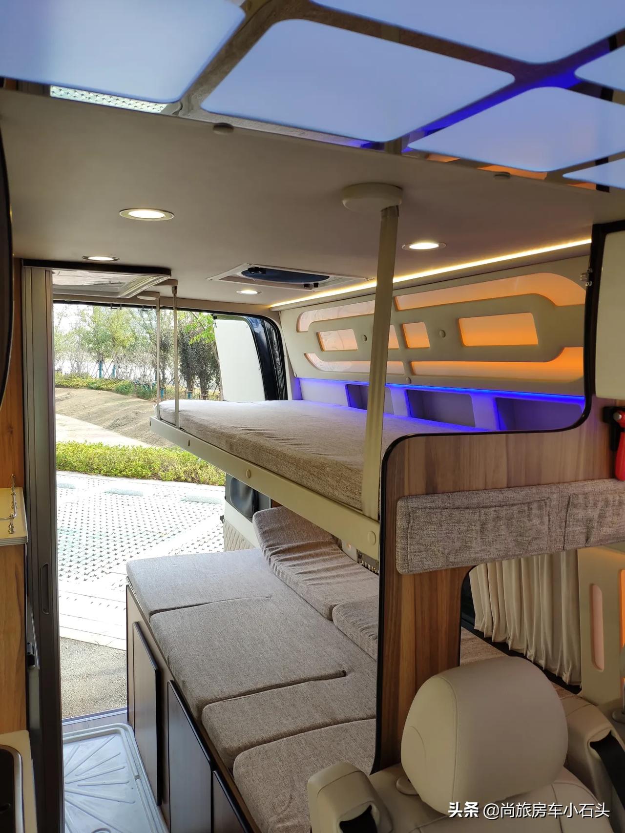 福特纵床版b型房车#房车__懂车帝