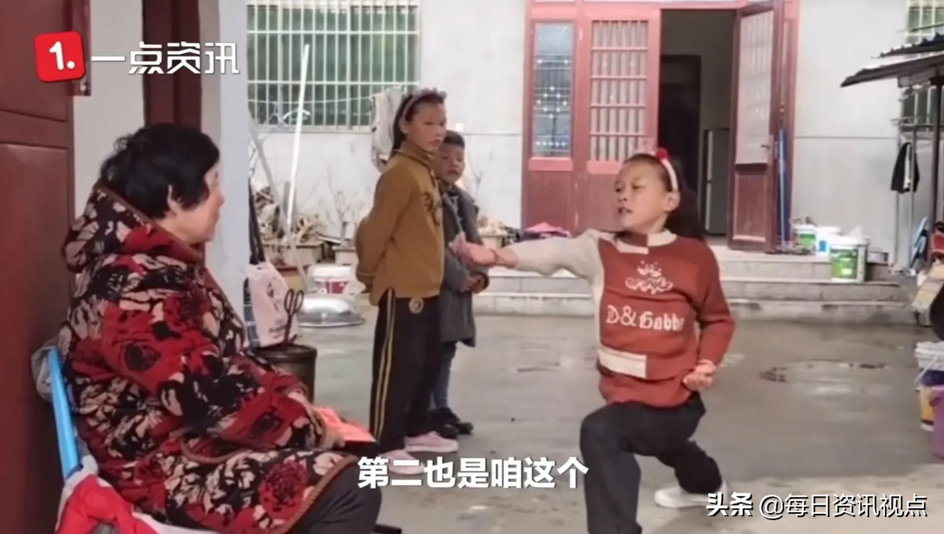 习武|三个孩子习武打拳向姥姥拜年 你遇到过什么有趣的拜年方式吗?