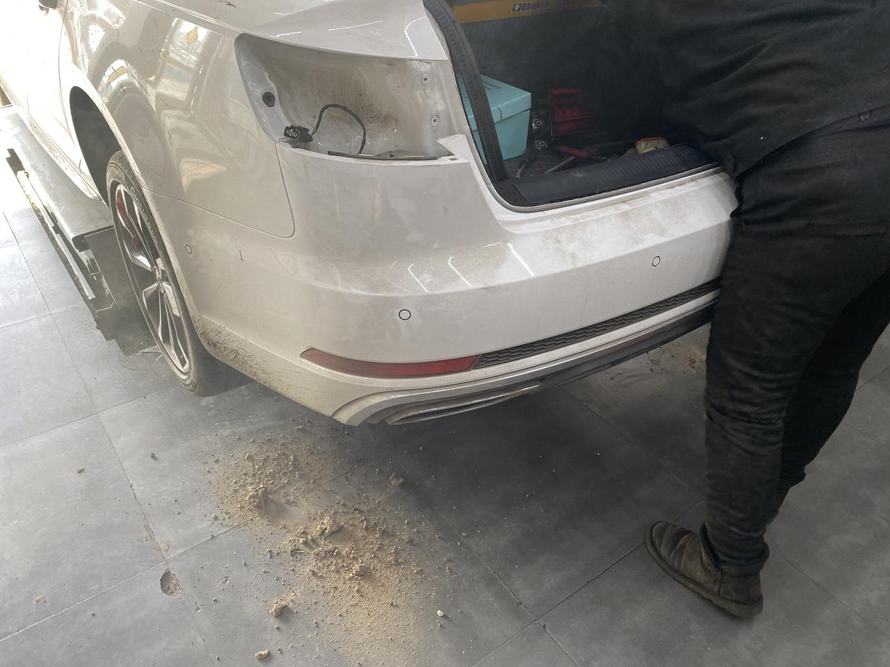 求大神帮助奥迪a4后杠怎么拆