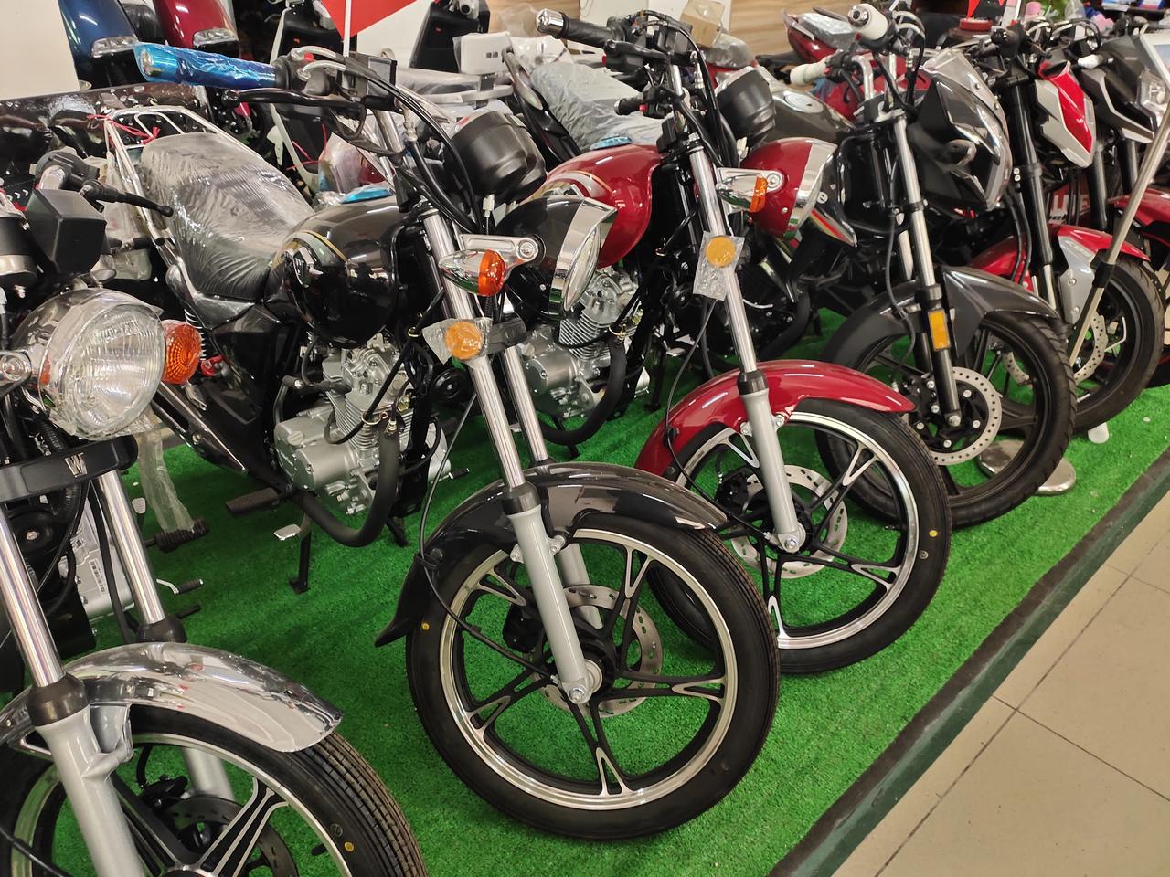 今天到豪爵摩托车专卖店看了一下,都是小排量摩托车居多,问了卖