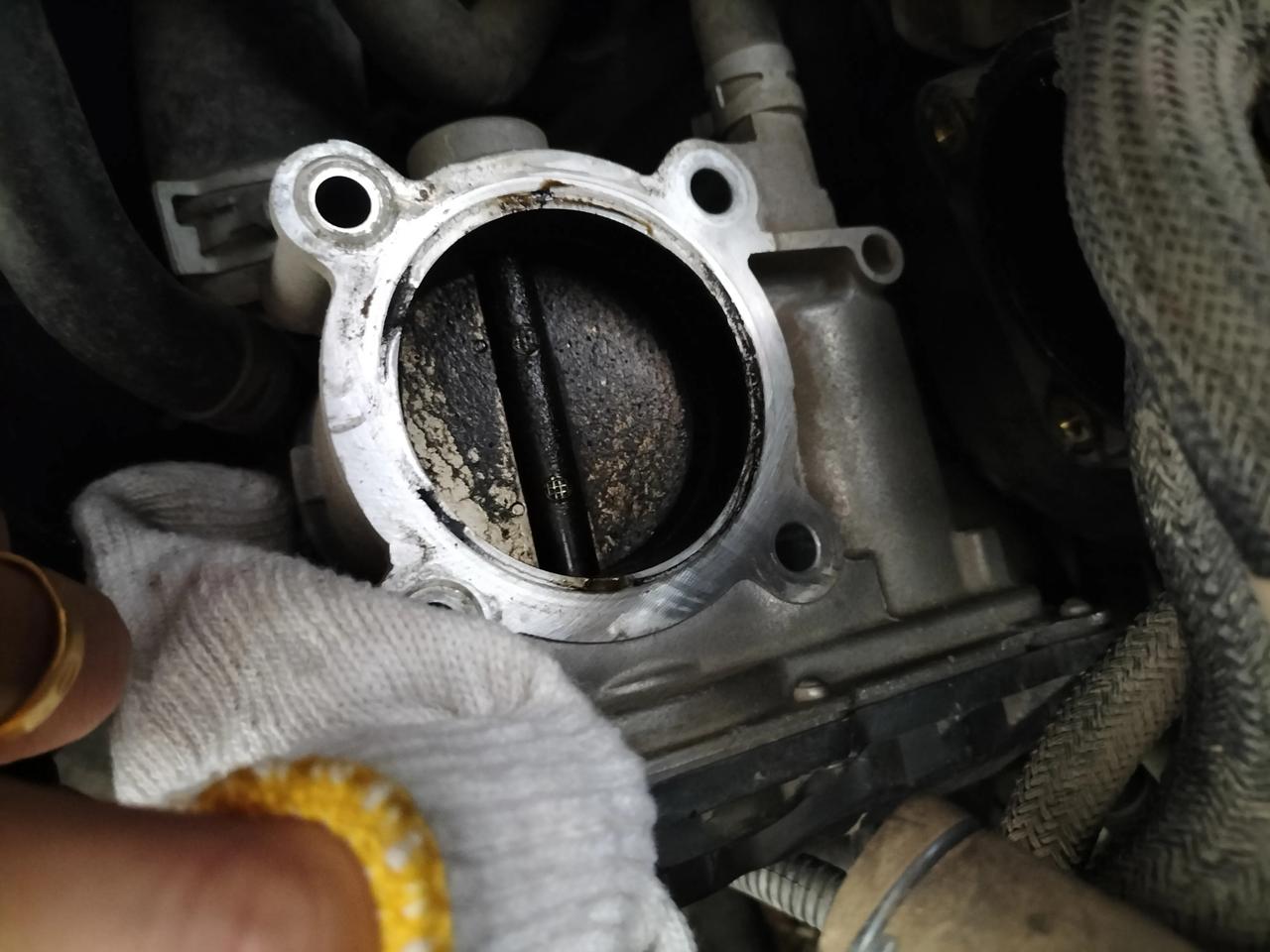 车主心比较大,节气门脏成这样怠速不稳,抖动都很明显,车主说感