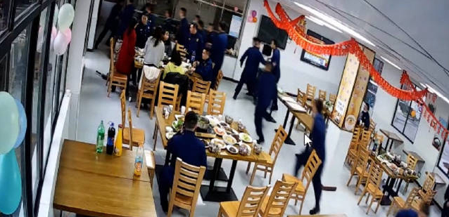 年夜饭|消防员除夕年夜饭吃到一半出警了 刚才路过了自家门口