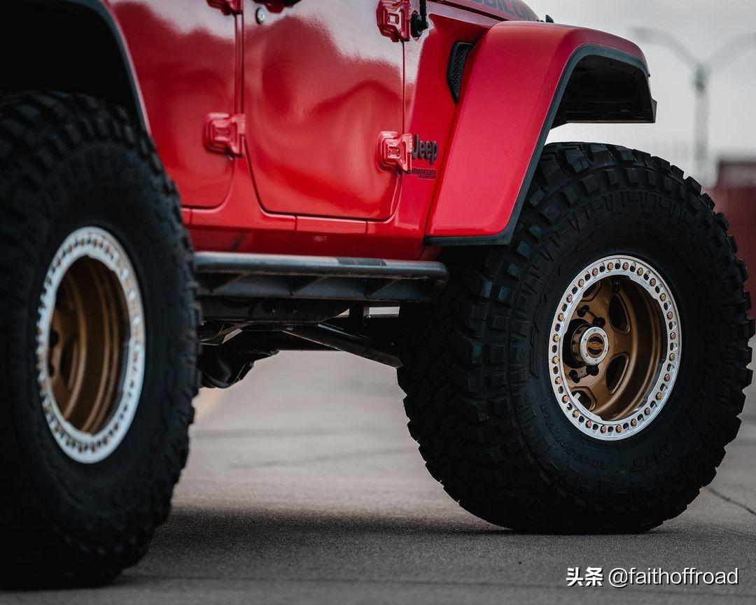红色吉普牧马人wranglerjl更换加强桥定制17寸et38kmc233防脱轮毂越野