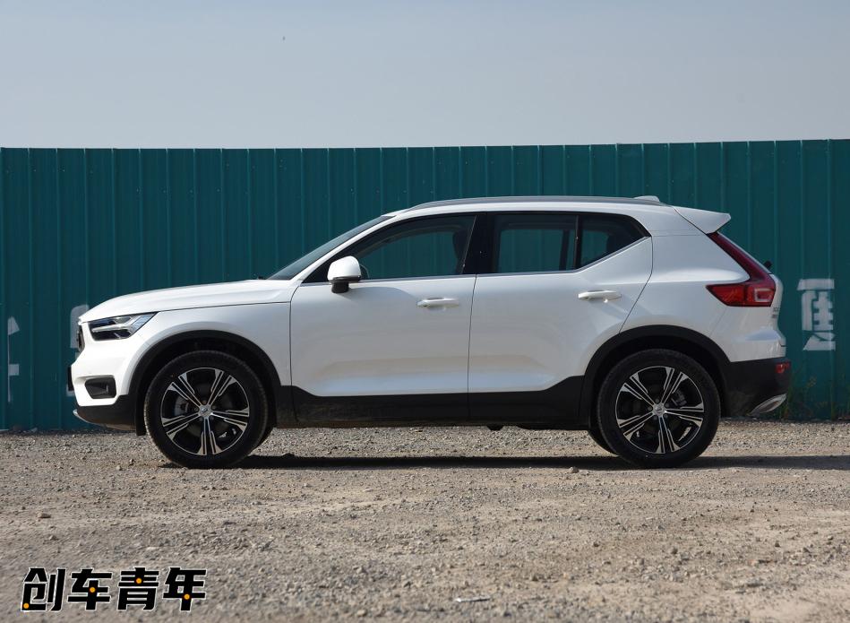 沃尔沃xc40后排车窗下沿的上翘主要用来凸显其运动定位但个人感觉上翘