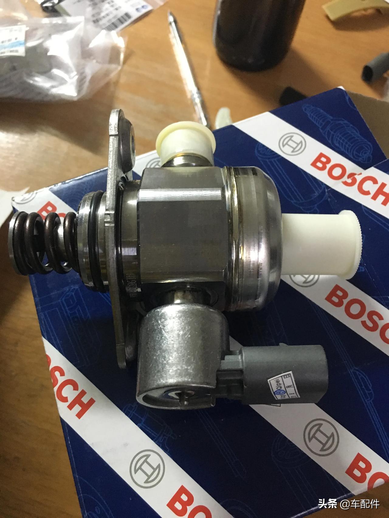 14年大众帕萨特的燃油高压油泵(燃油泵),这个配件可以说是大