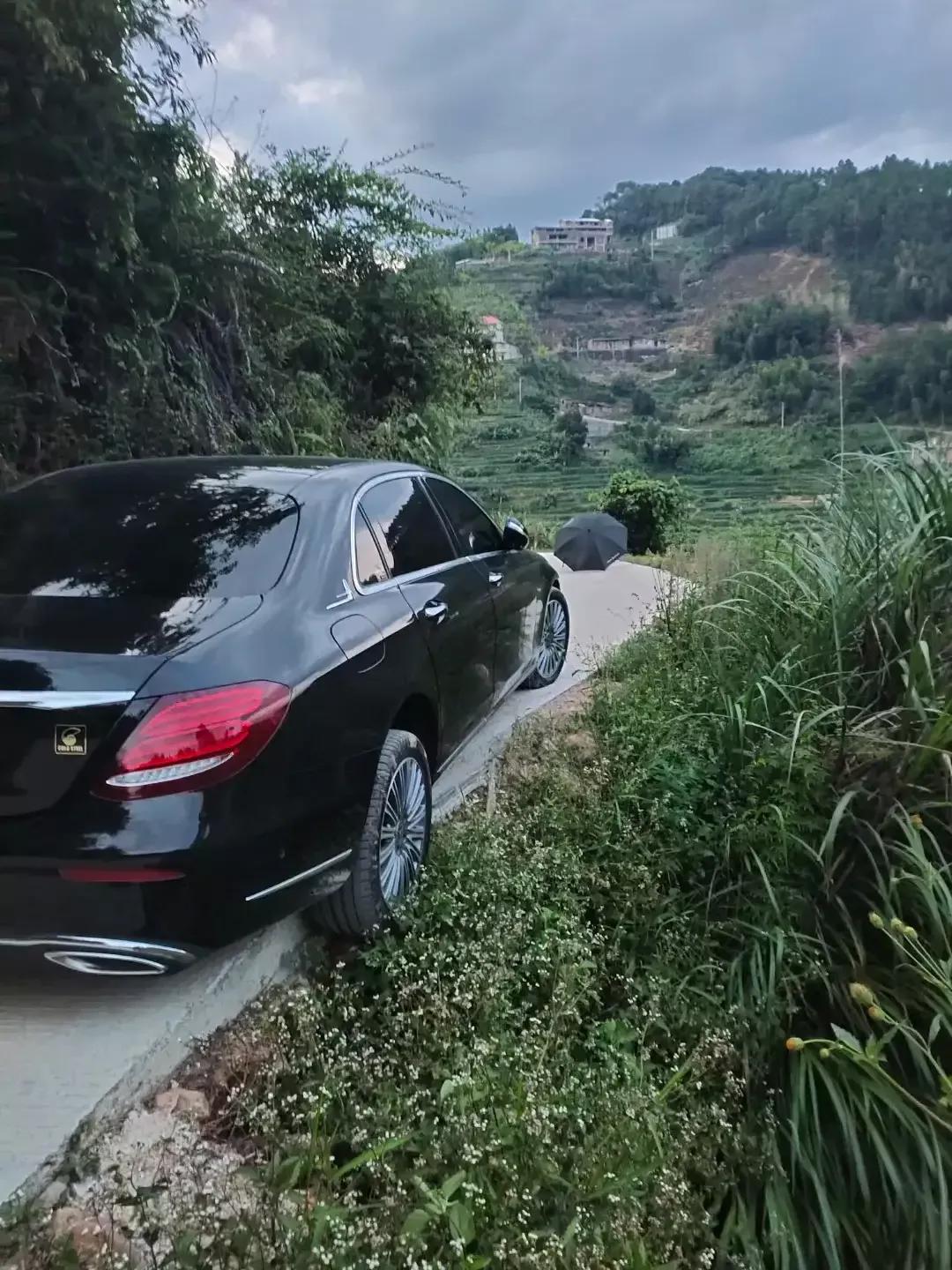 山路多弯曲又很窄开车的技术要很好不然小命很容易出事情