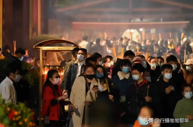 上万|广西青秀山上万人争烧头香 人山人海场面震撼