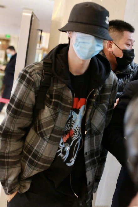 央视|易烊千玺现身央视春晚 现身彩排现场为牛年春晚做准备～