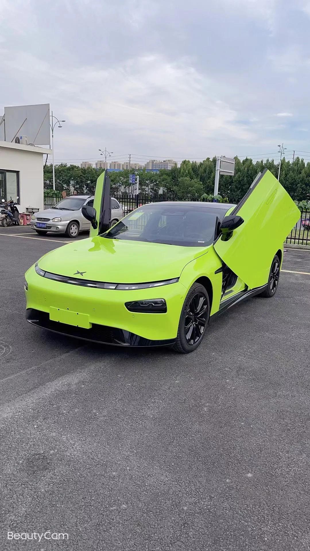 小鹏p7鹏翼版超闪绿这几年小鹏的销量越来越好了车型也越来越多了也算