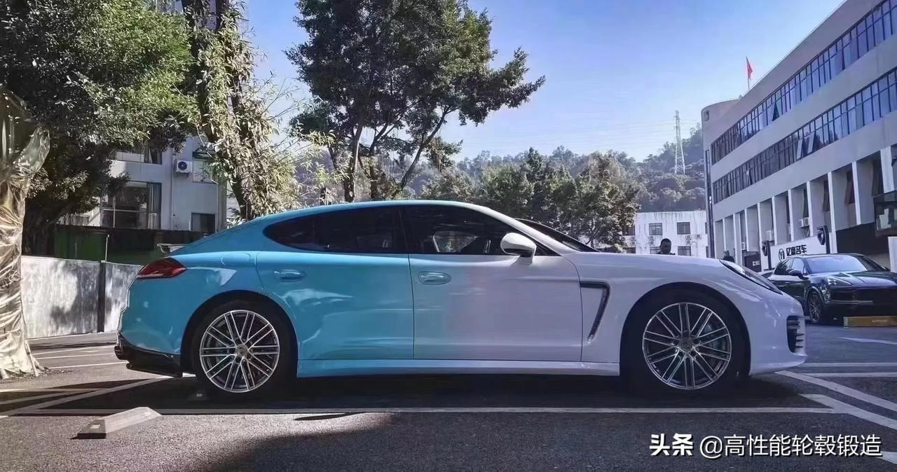 这种渐变色的车衣加21寸大轮毂这效果绝了