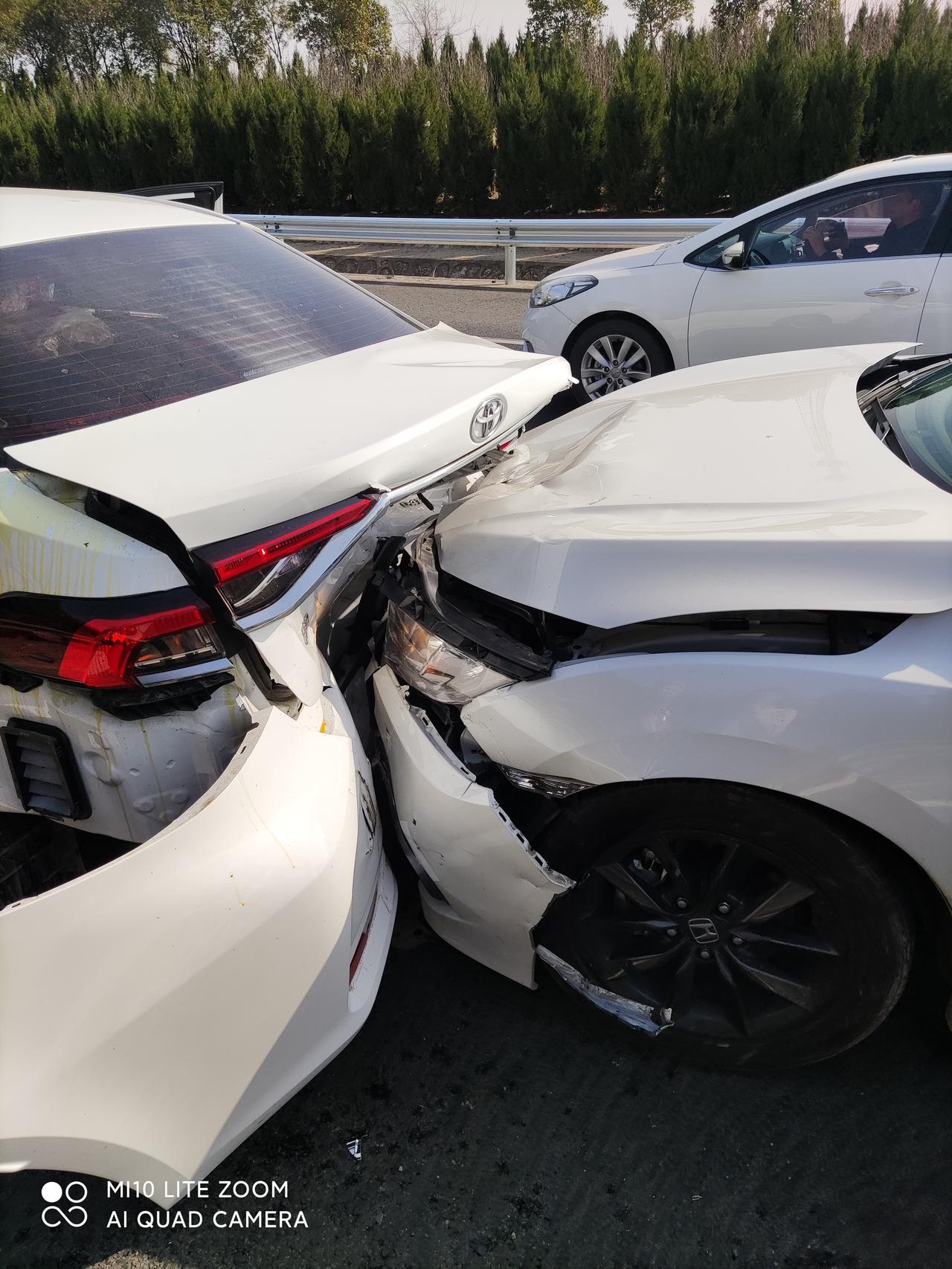 19款思域追尾撞成这样在卖的话还能卖多少钱