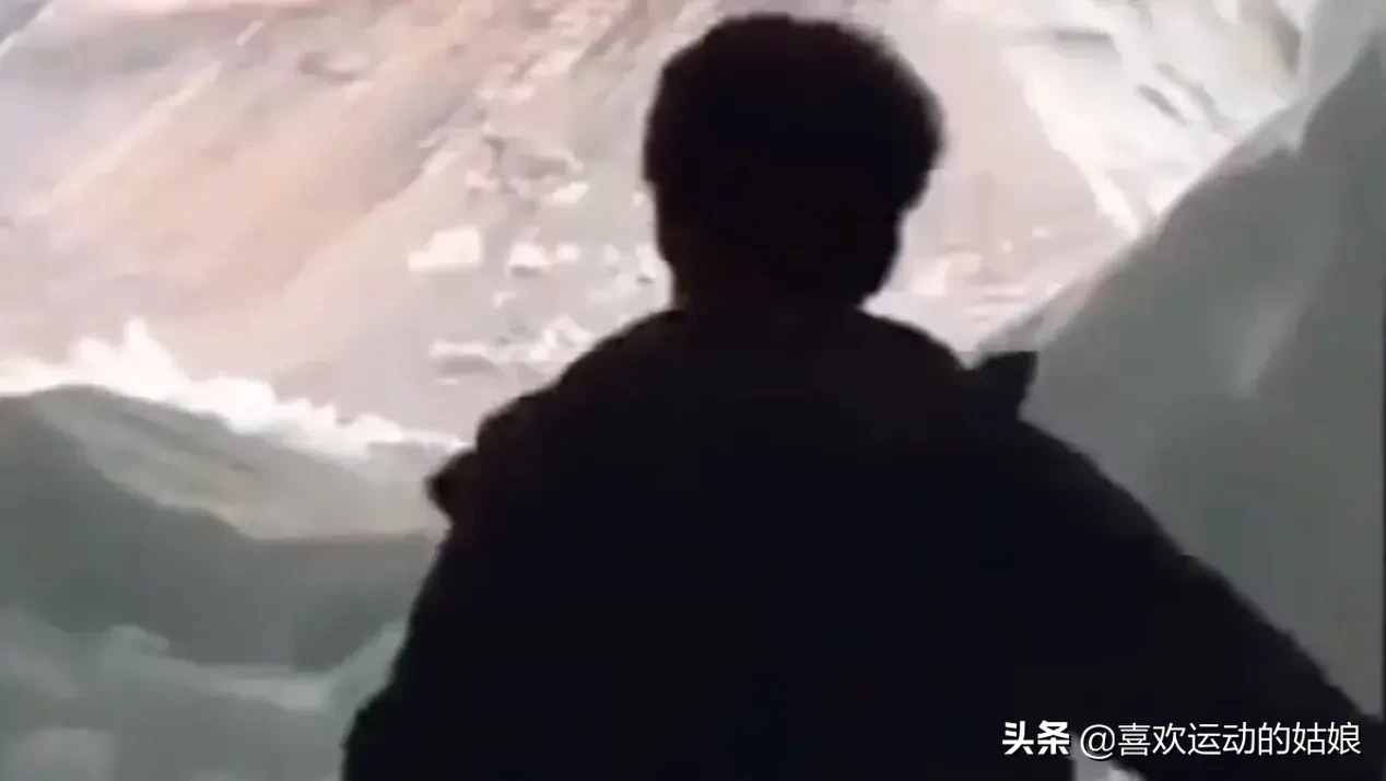 父亲|西藏冒险王父亲到达儿子落水现场 冰层厚机器排水不好排