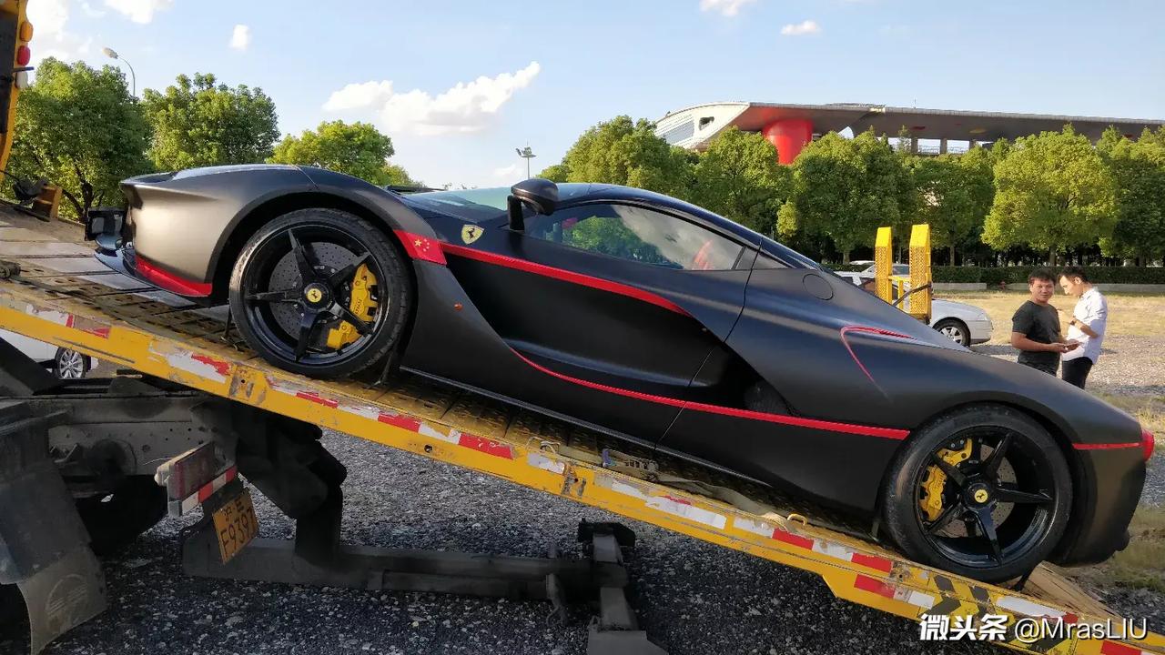 大玩具个人还是比较喜欢图3这辆老款911太经典了下面那辆拉法把五星