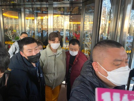 央视|易烊千玺现身央视春晚 现身彩排现场为牛年春晚做准备～