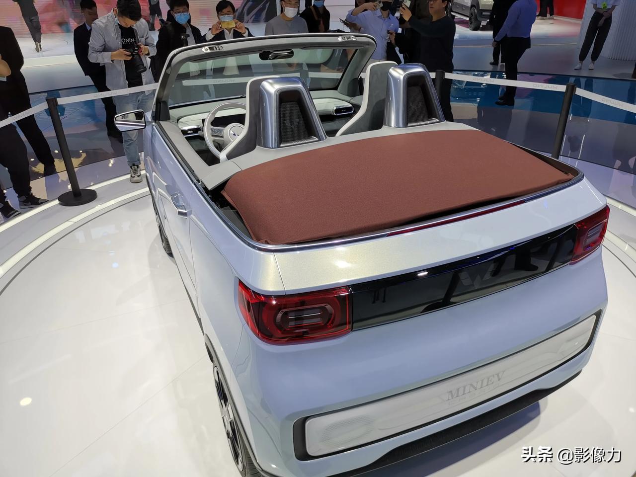 年轻人的第一辆敞篷车五菱宏光miniev敞篷版