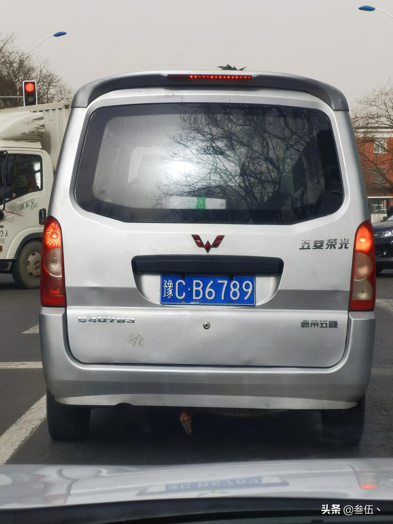 五菱神车决战秋名山败者留下车标