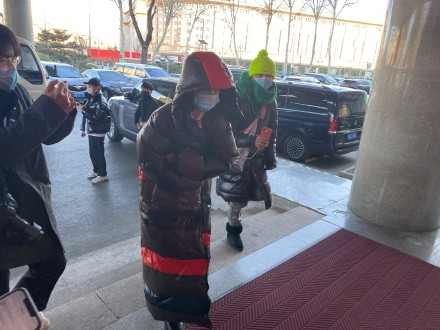 央视|易烊千玺现身央视春晚 现身彩排现场为牛年春晚做准备～