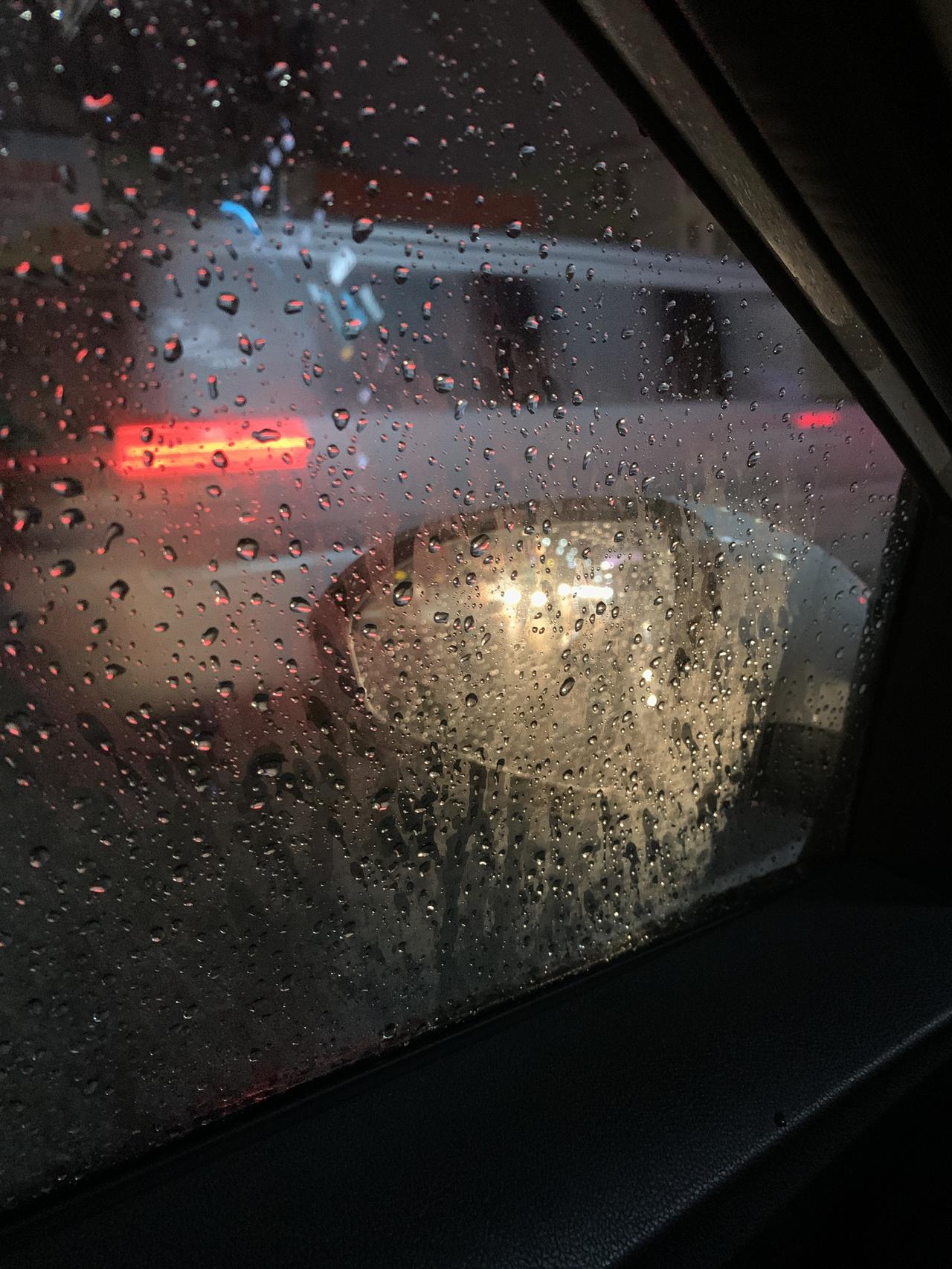 下雨天外面玻璃起雾有什么好办法没