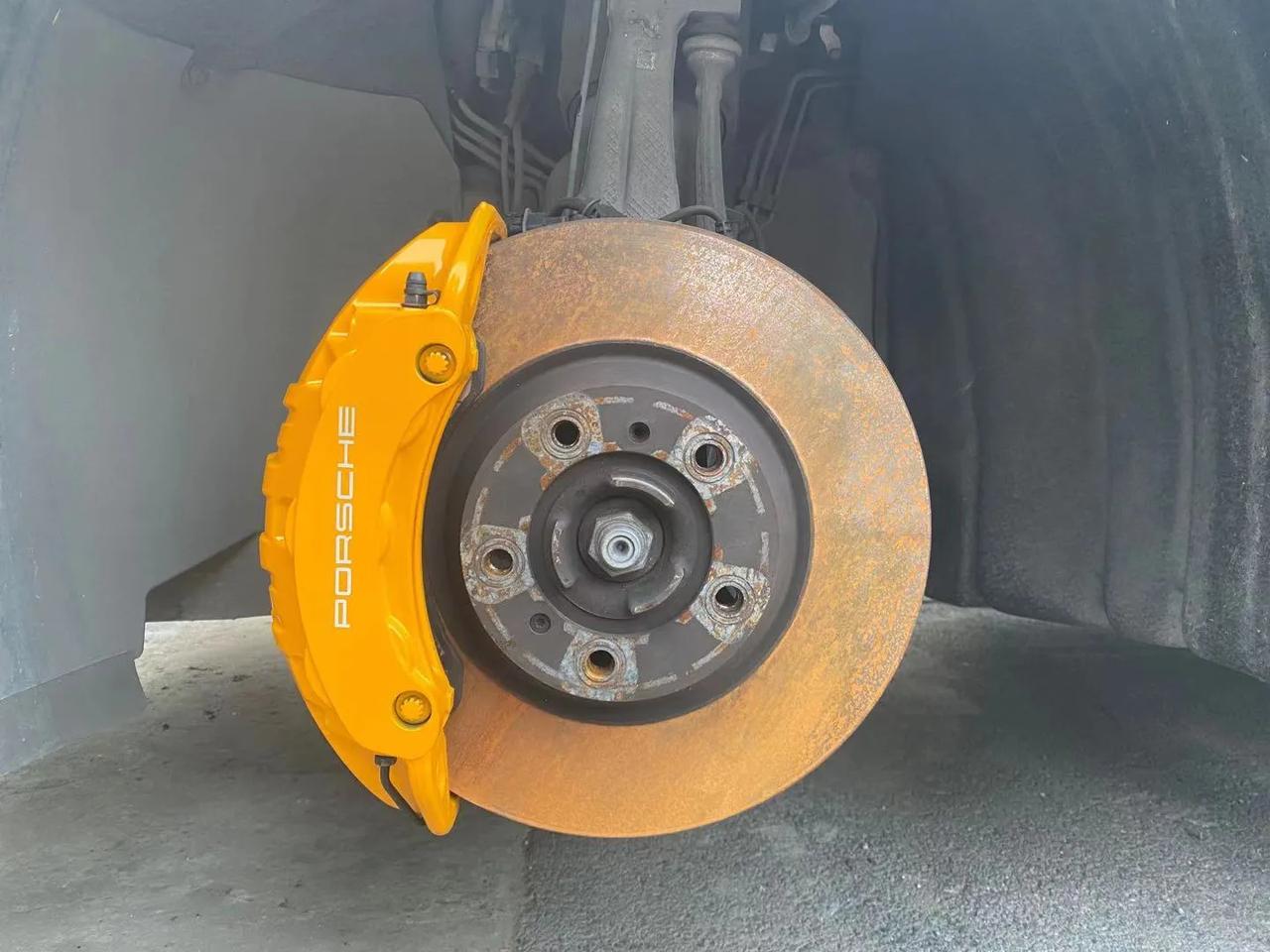 保时捷帕拉梅拉制动卡钳改色保持原厂卡钳原厂片本来应该是黄色卡钳