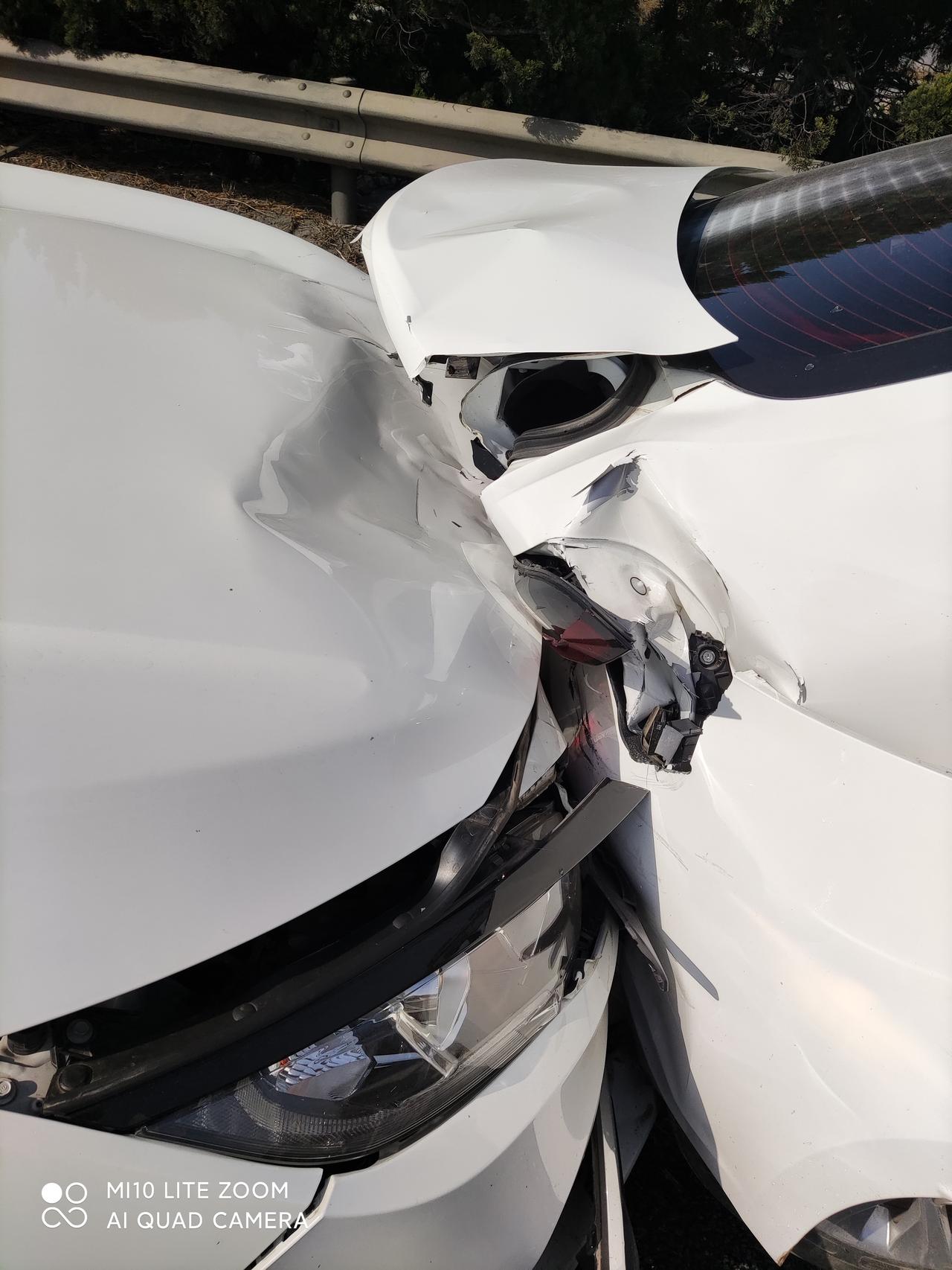 19款思域追尾撞成这样在卖的话还能卖多少钱