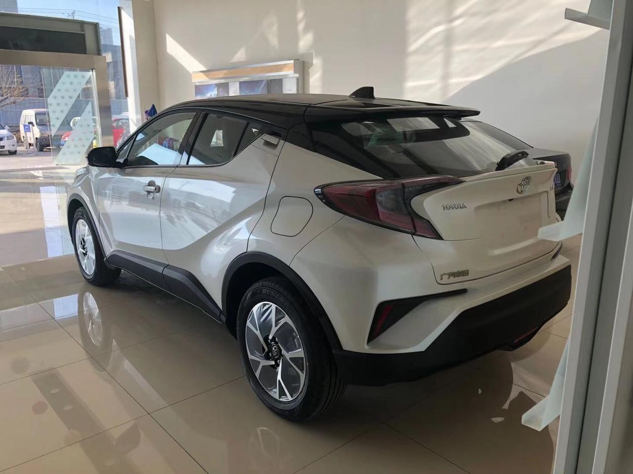 chr豪华黑白落地17.45万 首付12.45万 贷5万一年