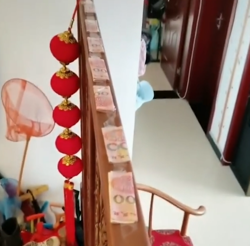 意外|过年挂灯笼意外发现老公私房钱 男人藏点钱很正常已没收