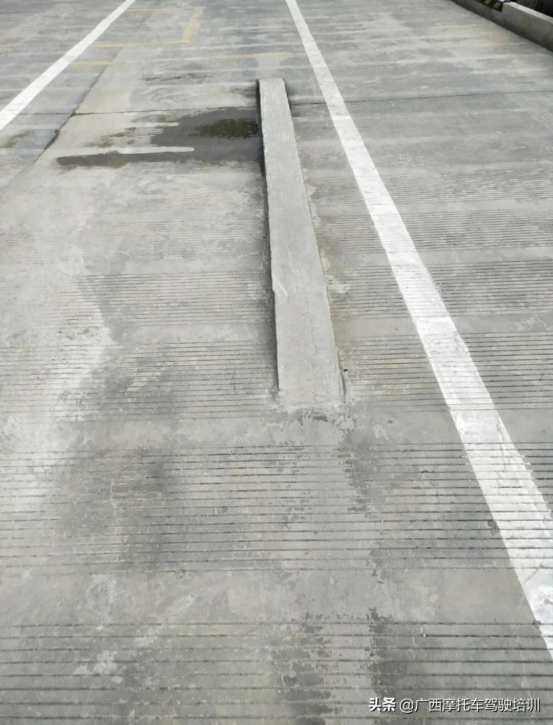 现在考个摩托车驾驶证怎么这么难了呢,有的人上单边桥就挂了 不过我们