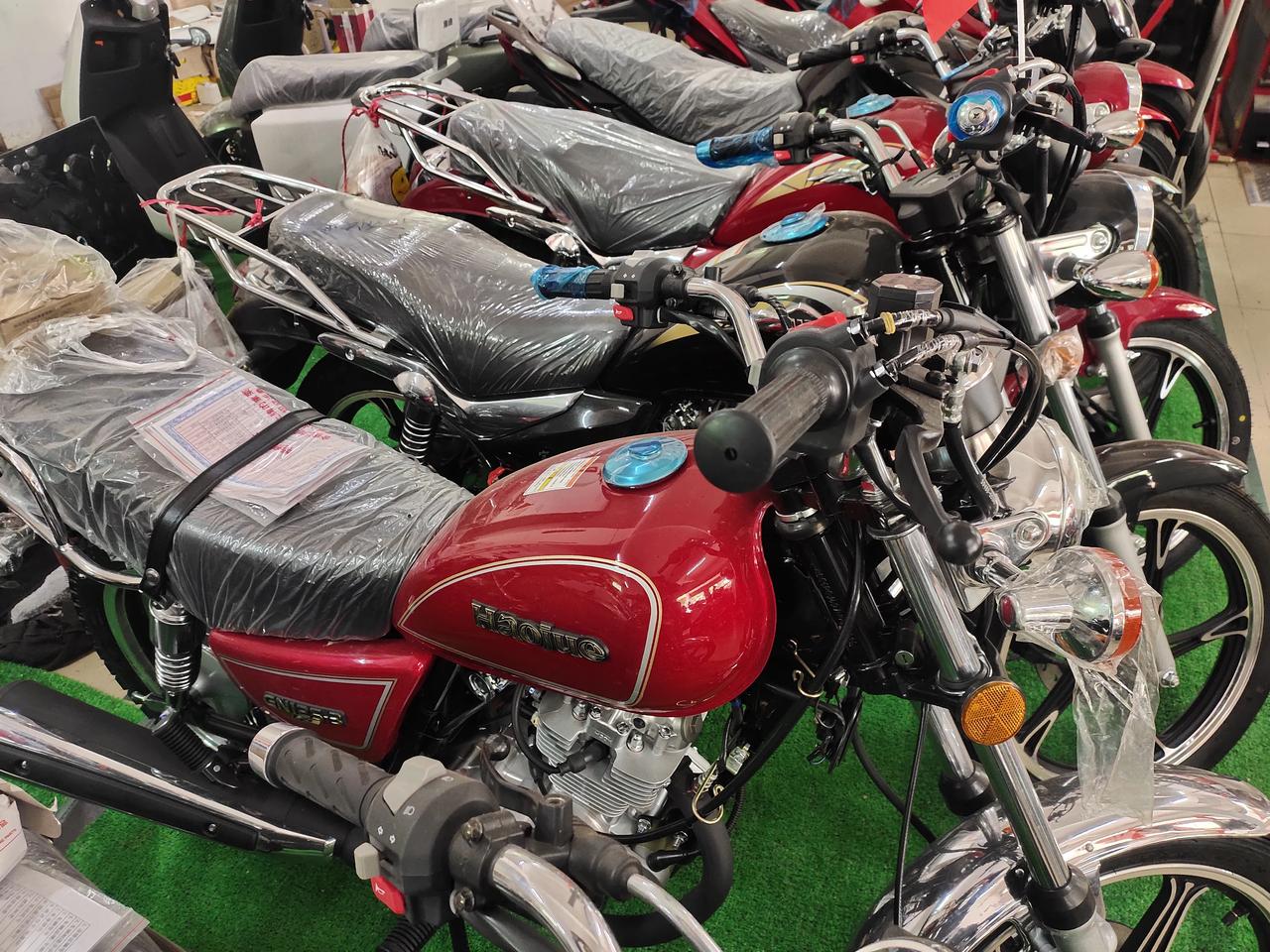 今天到豪爵摩托车专卖店看了一下,都是小排量摩托车居多,问了卖