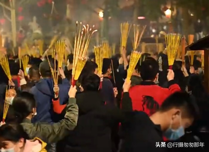 上万|广西青秀山上万人争烧头香 人山人海场面震撼