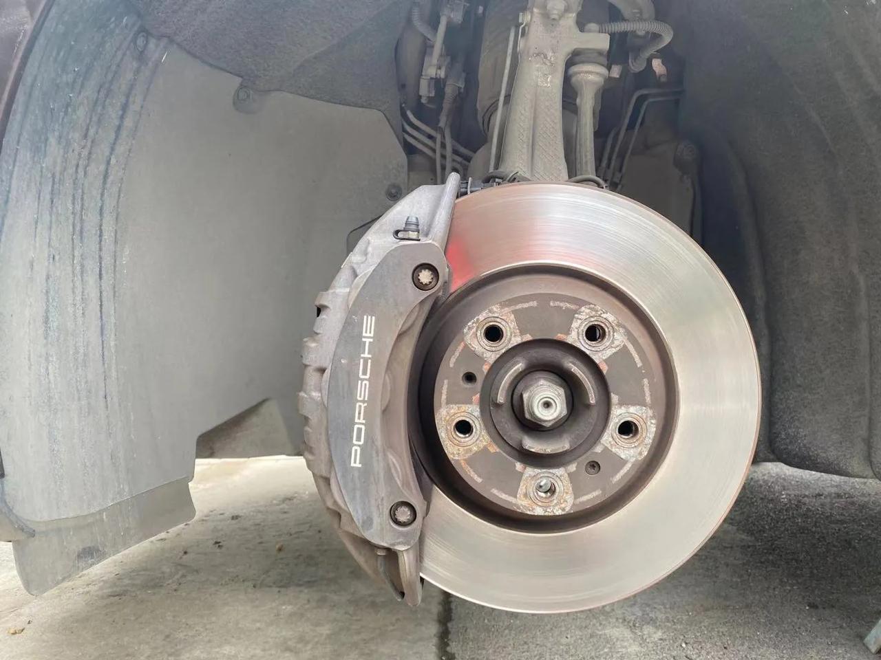 保时捷帕拉梅拉制动卡钳改色保持原厂卡钳原厂片本来应该是黄色卡钳