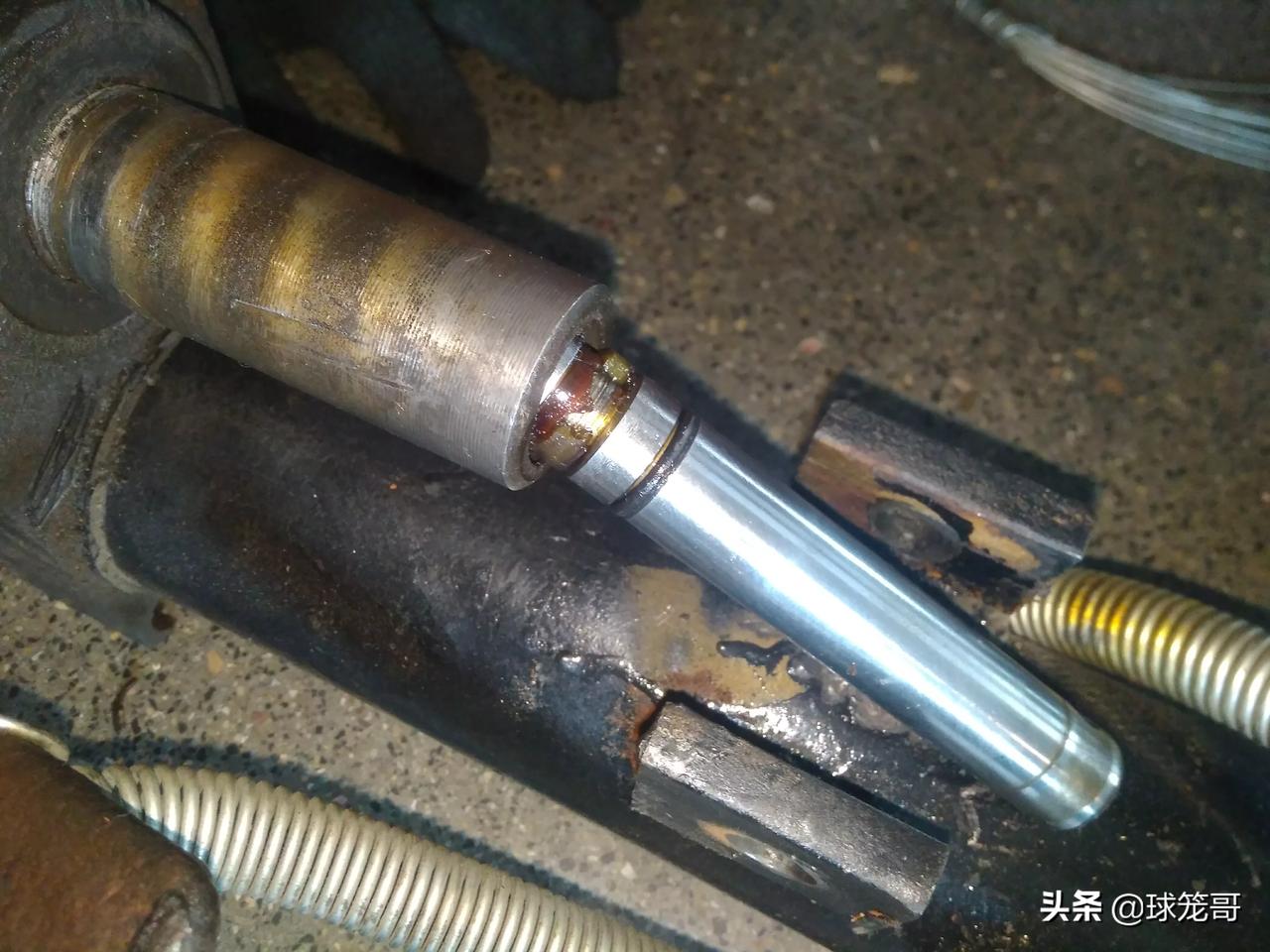 今天手推液压车升不起来了拆开发现加压的那块油封密封圈都老化了更换