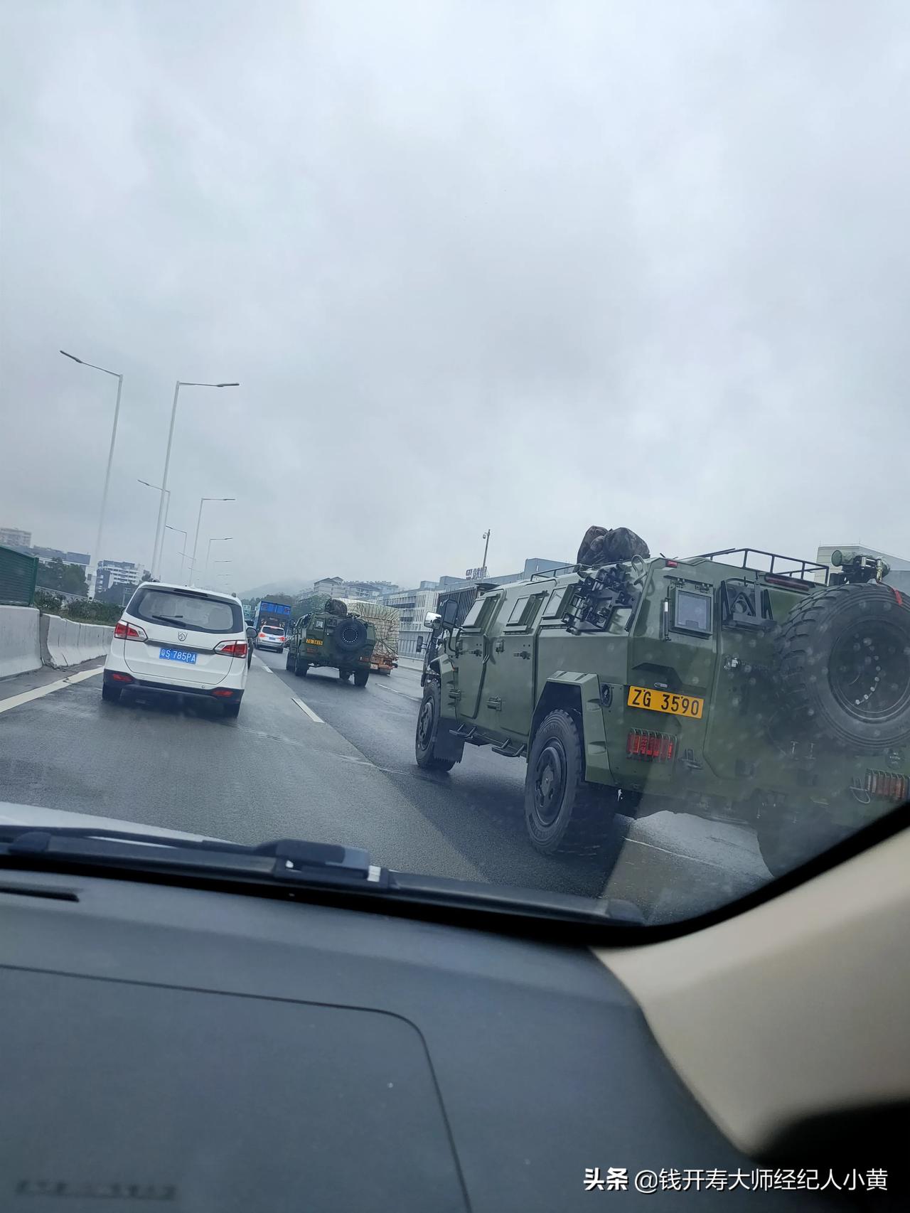 前几天在东莞高速上偶遇的军车,真是高大威猛