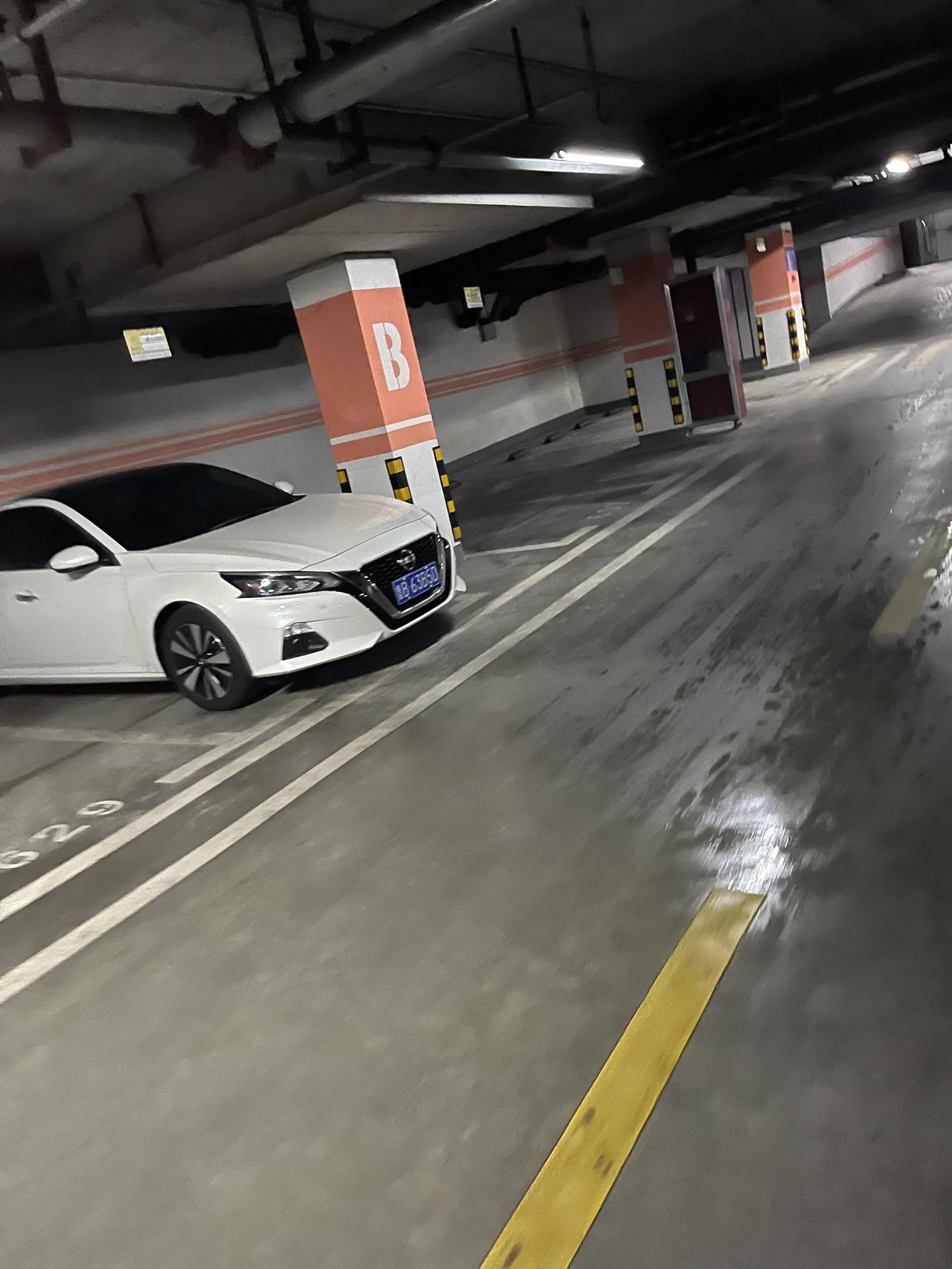 今天台风偌大的地下车库只停了几辆车业主询问垃圾物